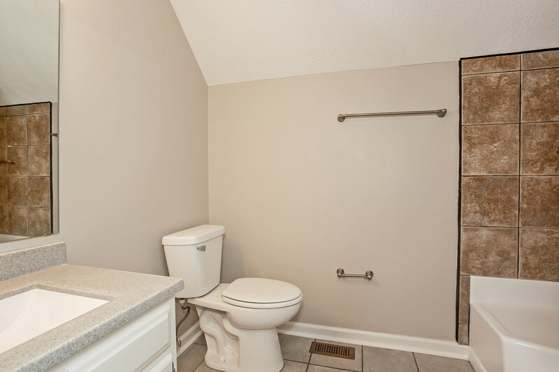 2,760/Mo, 7420 Fairway Circle West Dr Indianapolis, IN 46236 Bathroom View