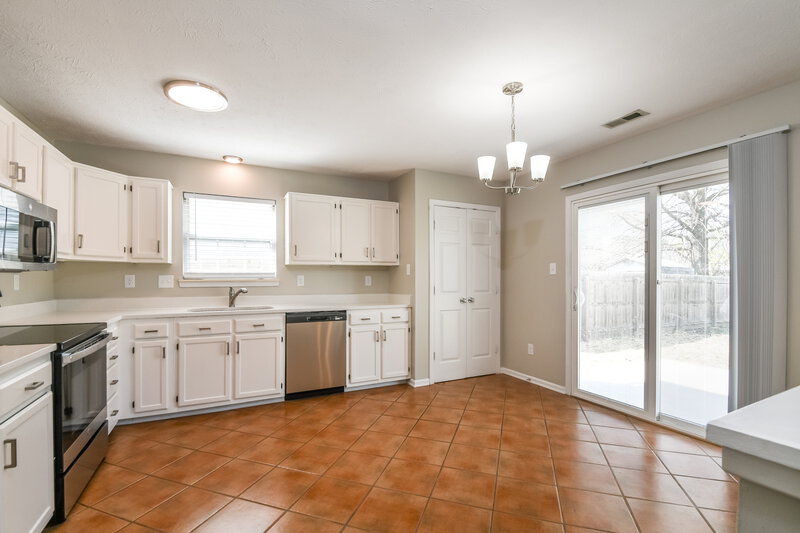 1,760/Mo, 14 Lake Dr N Brownsburg, IN 46112 Kitchen View