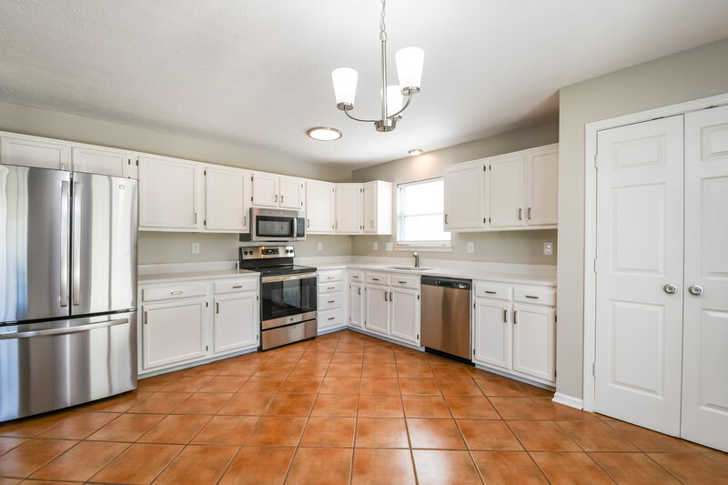 1,760/Mo, 14 Lake Dr N Brownsburg, IN 46112 Kitchen View 2