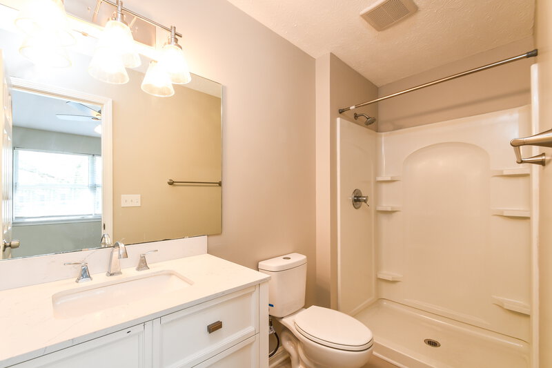 1,760/Mo, 14 Lake Dr N Brownsburg, IN 46112 Main Bathroom View