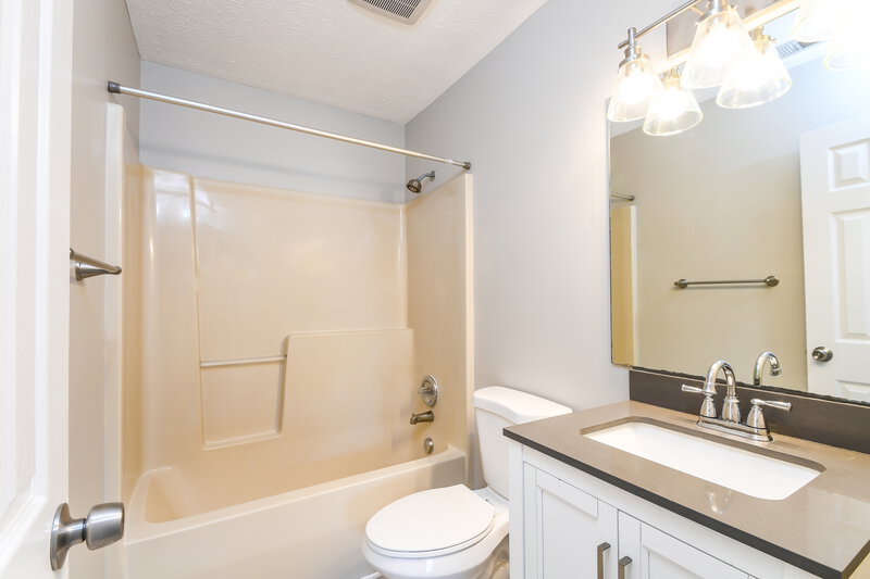 1,760/Mo, 14 Lake Dr N Brownsburg, IN 46112 Bathroom View