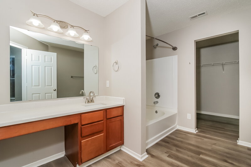 1,915/Mo, 12346 Rose Haven Dr Indianapolis, IN 46235 Main Bathroom View