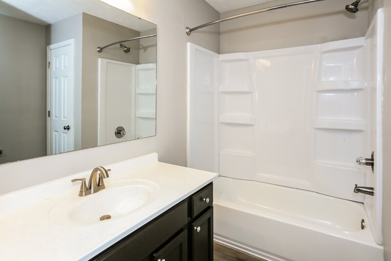 1,890/Mo, 1112 River Ridge Dr Brownsburg, IN 46112 Main Bathroom View