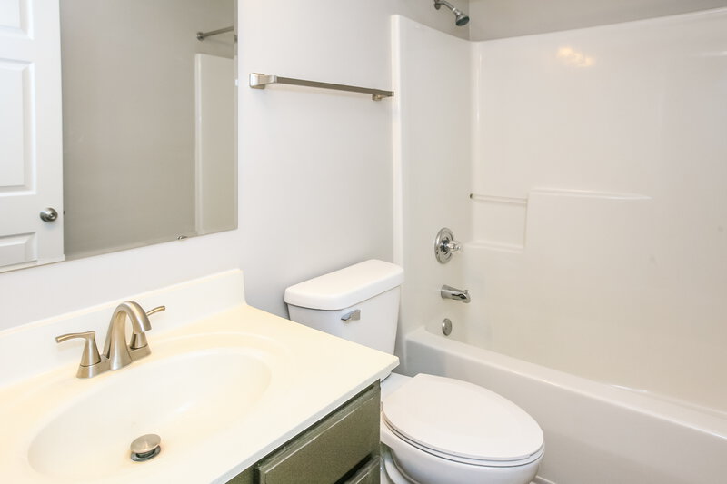 1,890/Mo, 1112 River Ridge Dr Brownsburg, IN 46112 Bathroom View