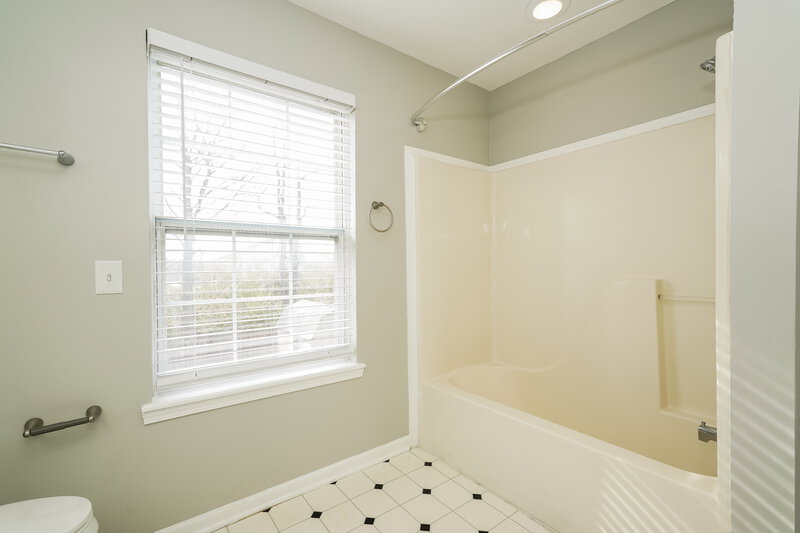 2,150/Mo, 6229 Tybalt Pl Indianapolis, IN 46254 Main Bathroom View