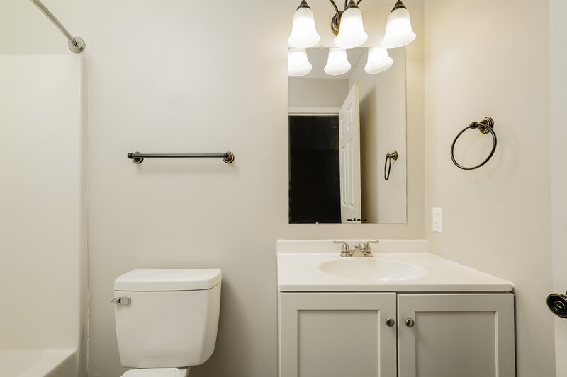 2,075/Mo, 1495 Brigade Cir Indianapolis, IN 46234 Primary Bathroom View