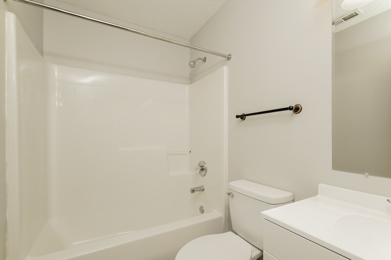 2,075/Mo, 1495 Brigade Cir Indianapolis, IN 46234 Bathroom View