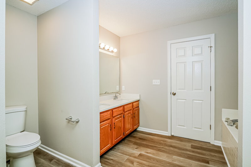 2,810/Mo, 9005 Lighthorse Dr Indianapolis, IN 46231 Main Bathroom View 2