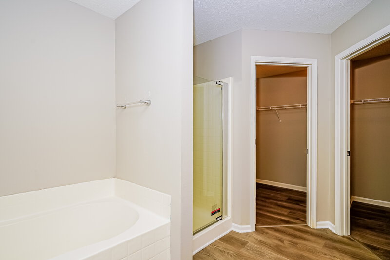 2,810/Mo, 9005 Lighthorse Dr Indianapolis, IN 46231 Bathroom View