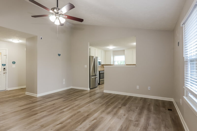2,570/Mo, 7352 Southern Lakes Dr Indianapolis, IN 46237 Living Room View