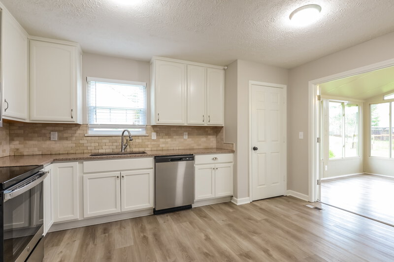2,570/Mo, 7352 Southern Lakes Dr Indianapolis, IN 46237 Kitchen View