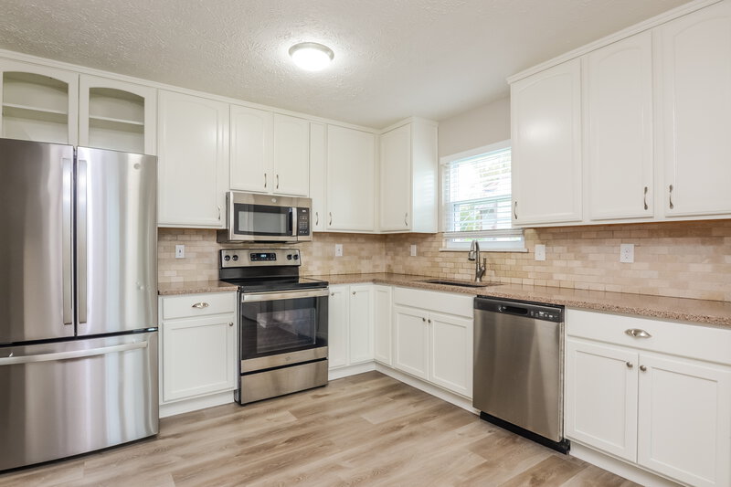 2,570/Mo, 7352 Southern Lakes Dr Indianapolis, IN 46237 Kitchen View 2