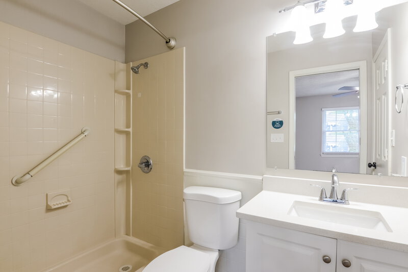 2,570/Mo, 7352 Southern Lakes Dr Indianapolis, IN 46237 Main Bathroom View