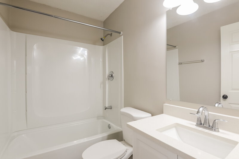 2,570/Mo, 7352 Southern Lakes Dr Indianapolis, IN 46237 Bathroom View