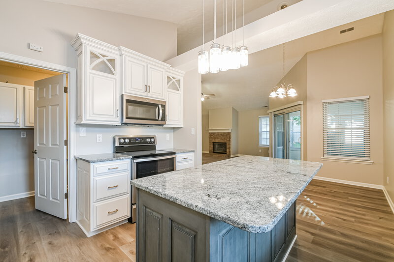 2,075/Mo, 14701 Village Park East Dr Carmel, IN 46033 Kitchen View 2