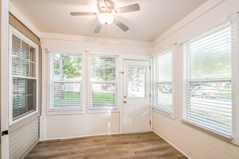 2,075/Mo, 14701 Village Park East Dr Carmel, IN 46033 Sitting Room View