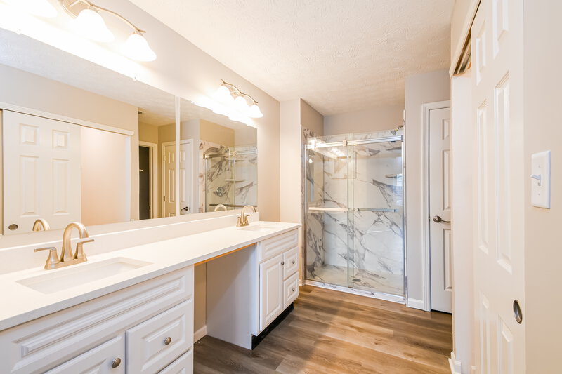 2,075/Mo, 14701 Village Park East Dr Carmel, IN 46033 Main Bathroom View
