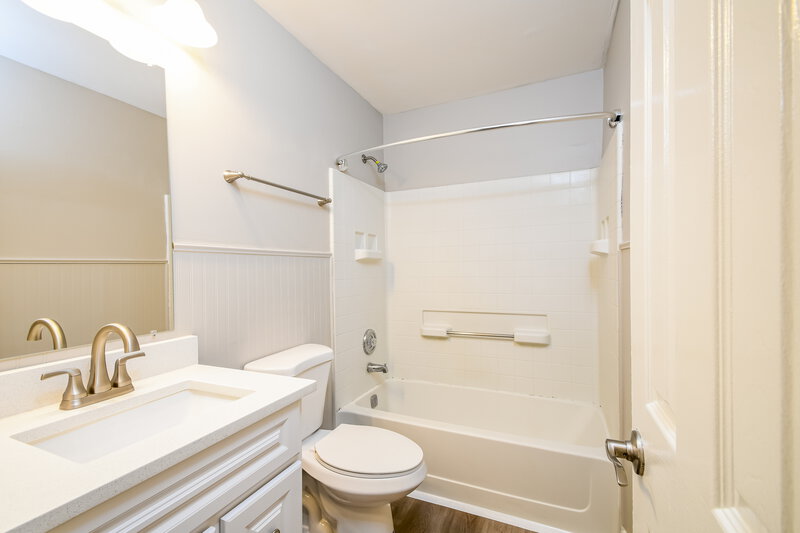 2,075/Mo, 14701 Village Park East Dr Carmel, IN 46033 Bathroom View