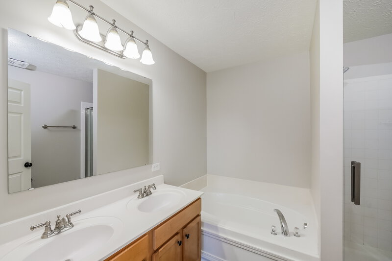 2,515/Mo, 8325 Bluestem Lane Plainfield, IN 46168 Main Bathroom View