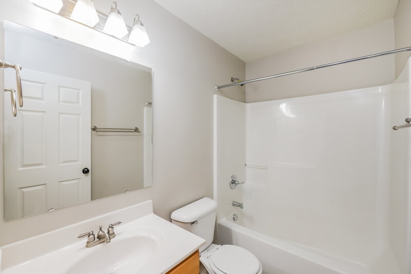 2,515/Mo, 8325 Bluestem Lane Plainfield, IN 46168 Bathroom View