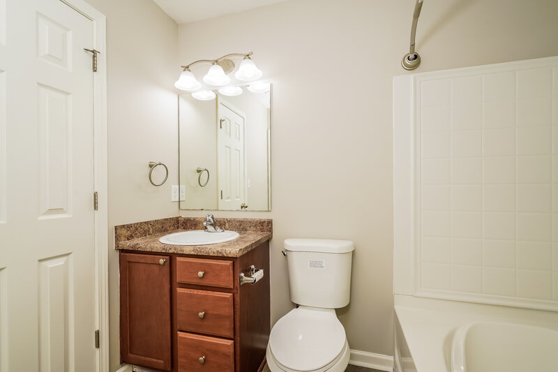 1,815/Mo, 129 Hilltop Farms Blvd New Whiteland, IN 46184 Main Bathroom View