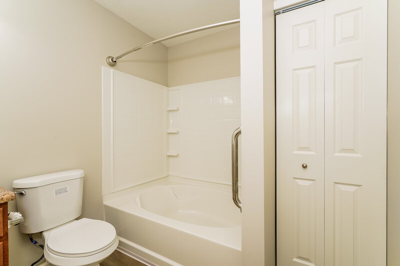 1,815/Mo, 129 Hilltop Farms Blvd New Whiteland, IN 46184 Main Bathroom View 2