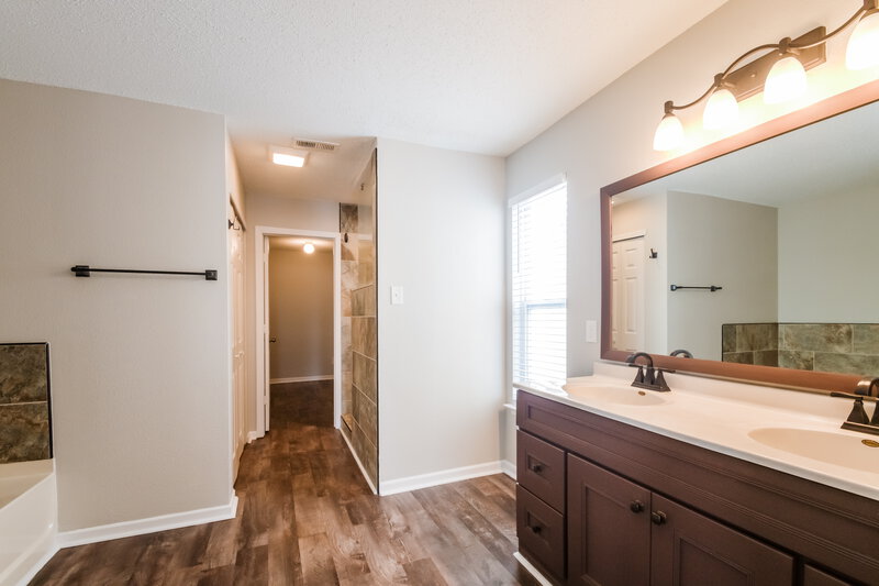 2,010/Mo, 8182 S Evening Dr Pendleton, IN 46064 Main Bathroom View