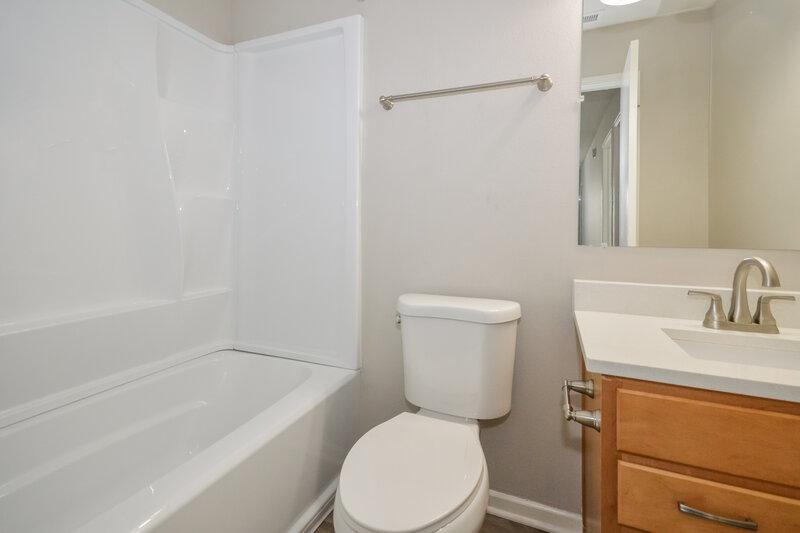 2,660/Mo, 10414 Carrington Way Indianapolis, IN 46234 Bathroom View 2