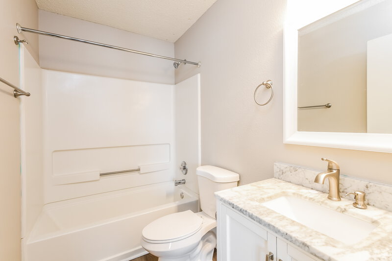 2,425/Mo, 10062 Orange Blossom Trl Fishers, IN 46038 Main Bathroom View