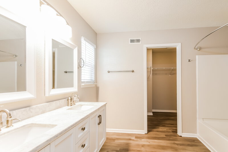 2,425/Mo, 10062 Orange Blossom Trl Fishers, IN 46038 Bathroom View