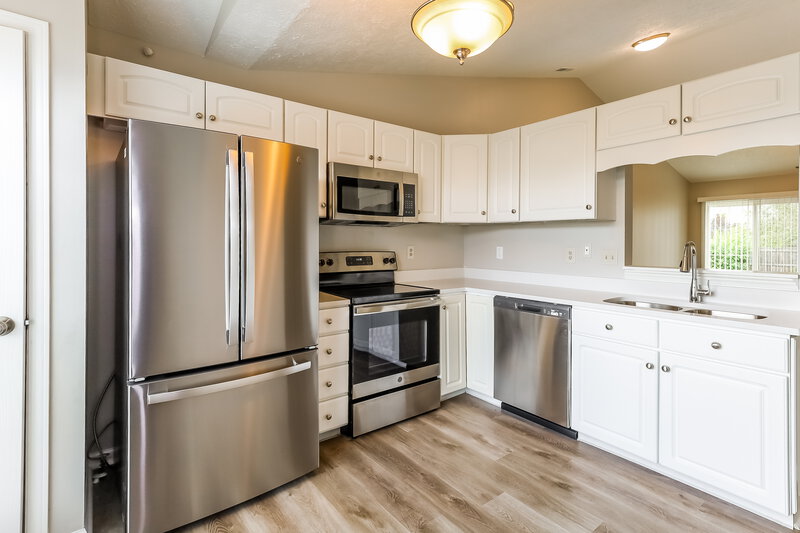 1,575/Mo, 1352 E McClarnon Dr Greenfield, IN 46140 Kitchen View