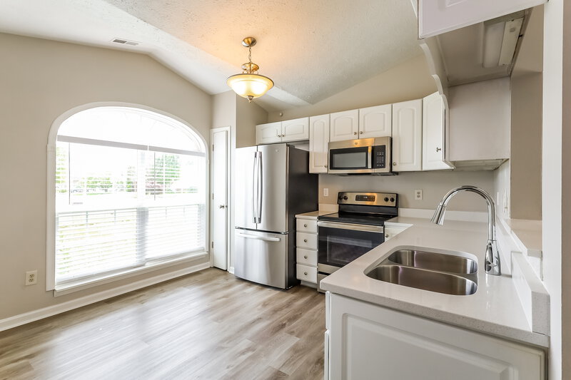 1,575/Mo, 1352 E McClarnon Dr Greenfield, IN 46140 Kitchen View 2