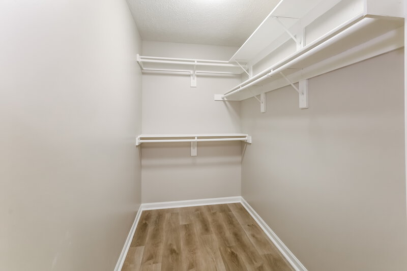 1,575/Mo, 1352 E McClarnon Dr Greenfield, IN 46140 Walk In Closet View