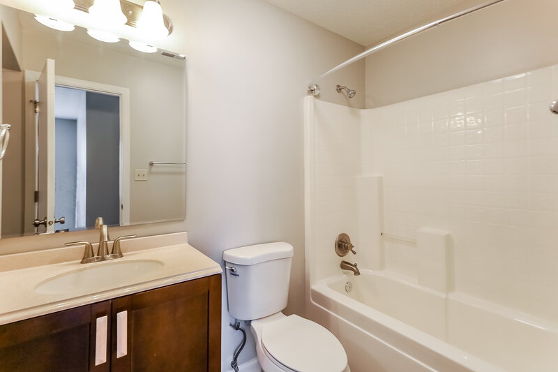 1,575/Mo, 1352 E McClarnon Dr Greenfield, IN 46140 Bathroom View