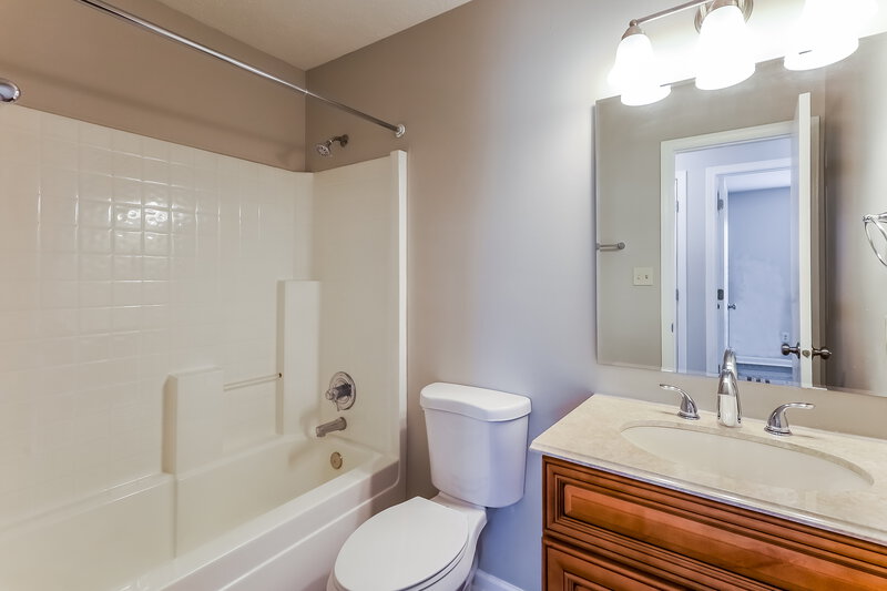 1,575/Mo, 1352 E McClarnon Dr Greenfield, IN 46140 Main Bathroom View