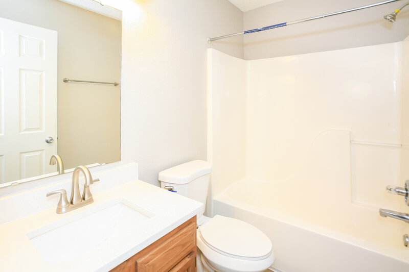 1,750/Mo, 125 Clover Ct Lebanon, IN 46052 Main Bathroom View