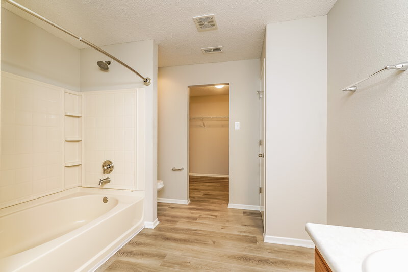 1,865/Mo, 5644 N Littleton Dr McCordsville, IN 46055 Main Bathroom View