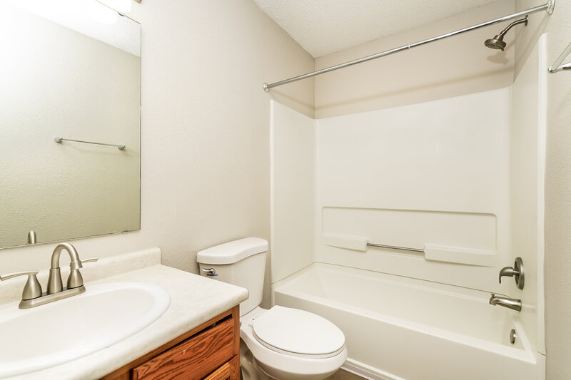 1,865/Mo, 5644 N Littleton Dr McCordsville, IN 46055 Bathroom View