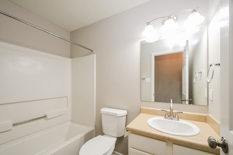 0/Mo, 9416 W Constellation Dr Pendleton, IN 46064 Bathroom View