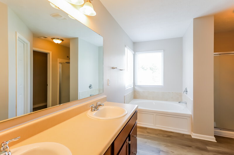 2,165/Mo, 11402 High Grass Dr Indianapolis, IN 46235 Main Bathroom View