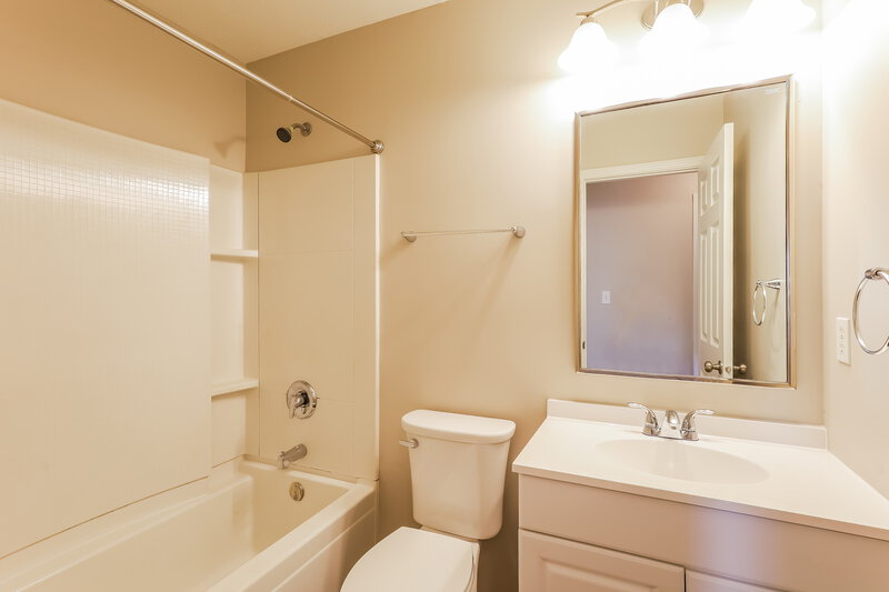 2,165/Mo, 11402 High Grass Dr Indianapolis, IN 46235 Bathroom View