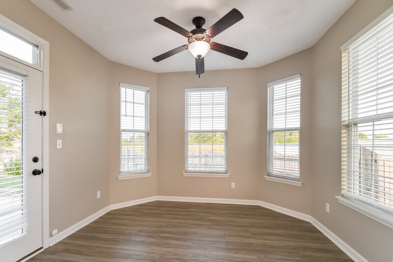 0/Mo, 1673 Fair Weather Dr Pendleton, IN 46064 Sitting Room View