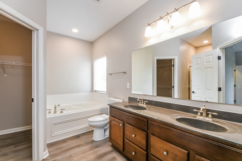 0/Mo, 1673 Fair Weather Dr Pendleton, IN 46064 Main Bathroom View