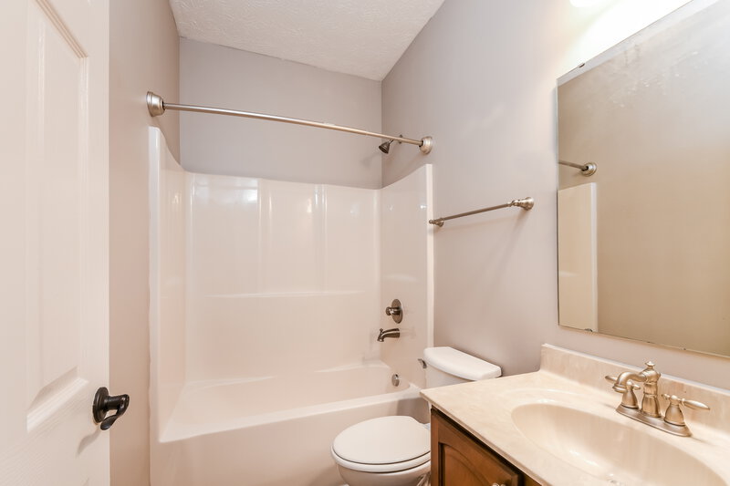 0/Mo, 1673 Fair Weather Dr Pendleton, IN 46064 Bathroom View