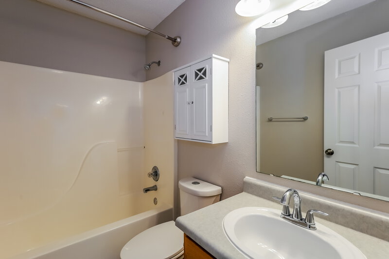 3,180/Mo, 109 Lockerbie Ln Pittsboro, IN 46167 Bathroom View 2