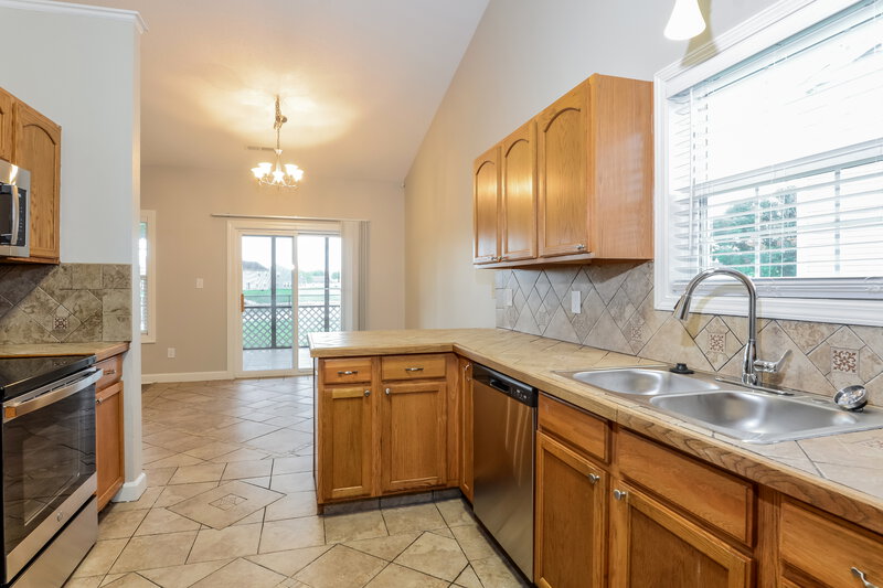 1,900/Mo, 9721 Stonewall Ln Avon, IN 46123 Kitchen View 2