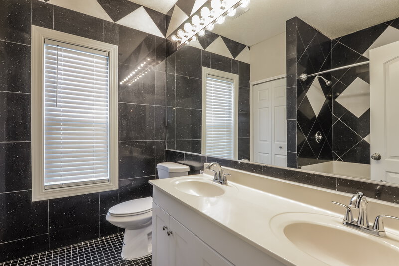 1,900/Mo, 9721 Stonewall Ln Avon, IN 46123 Main Bathroom View