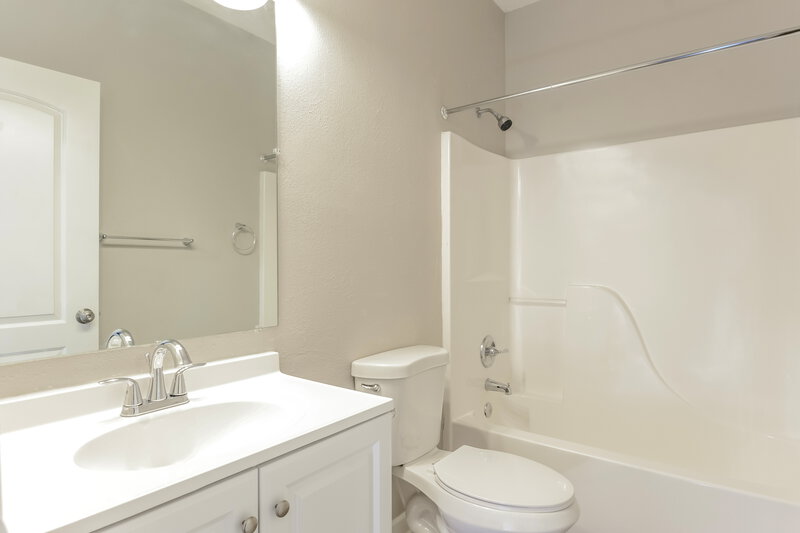 1,900/Mo, 9721 Stonewall Ln Avon, IN 46123 Bathroom View