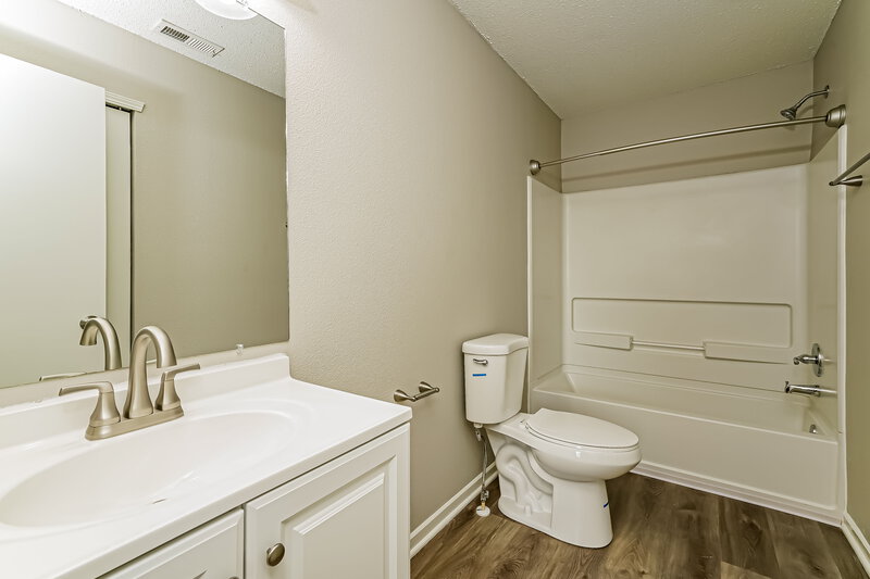 2,510/Mo, 3202 Danube Way Indianapolis, IN 46239 Main Bathroom View