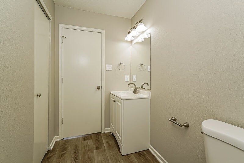 2,510/Mo, 3202 Danube Way Indianapolis, IN 46239 Main Bathroom View 2